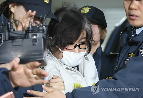 '비선실세' 최순실 씨가 2일 서울 강남구 특검 사무실로 강제 소환돼 조사실로 향하고 있다.